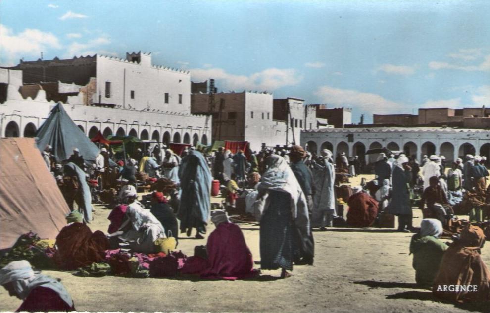 CPA ANIMEE ALGERIE, COLOM-BECHAR, La place des Chameaux un jour de marché, non écrite, non circulée