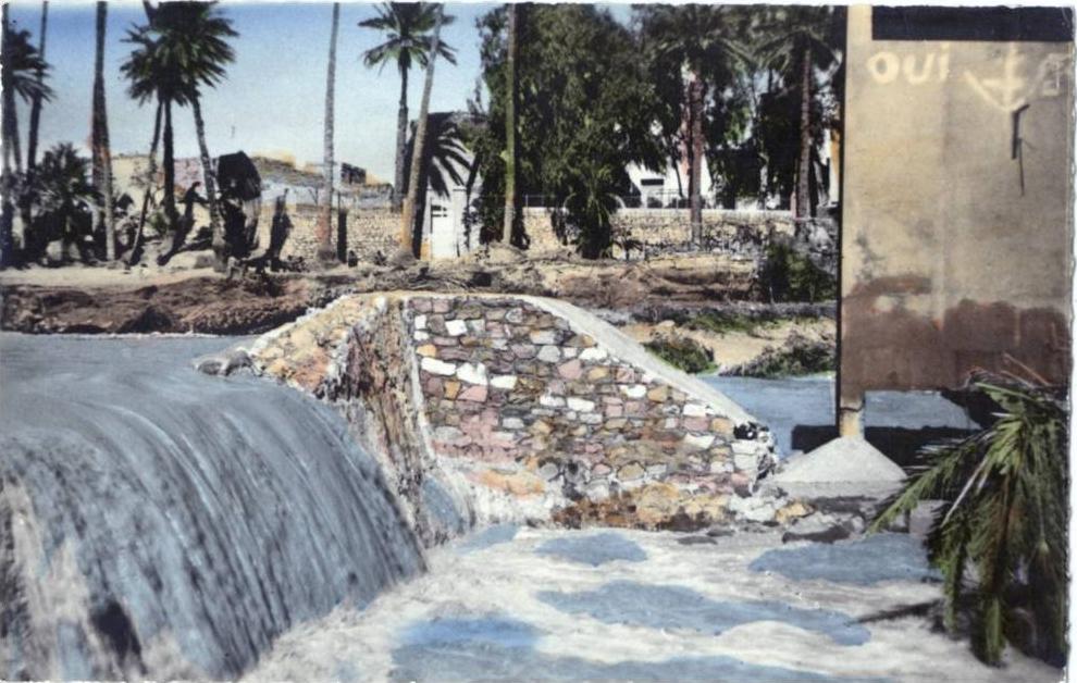 ALGERIE COLOMB-BECHAR Oued en crue du 20 Mars 1959 Inscription sur le mur référendum OUI