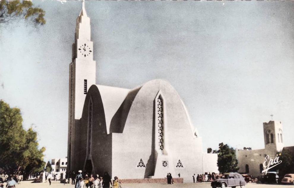 COLOMB BECHAR ( algérie ) sortie de l église. Animée