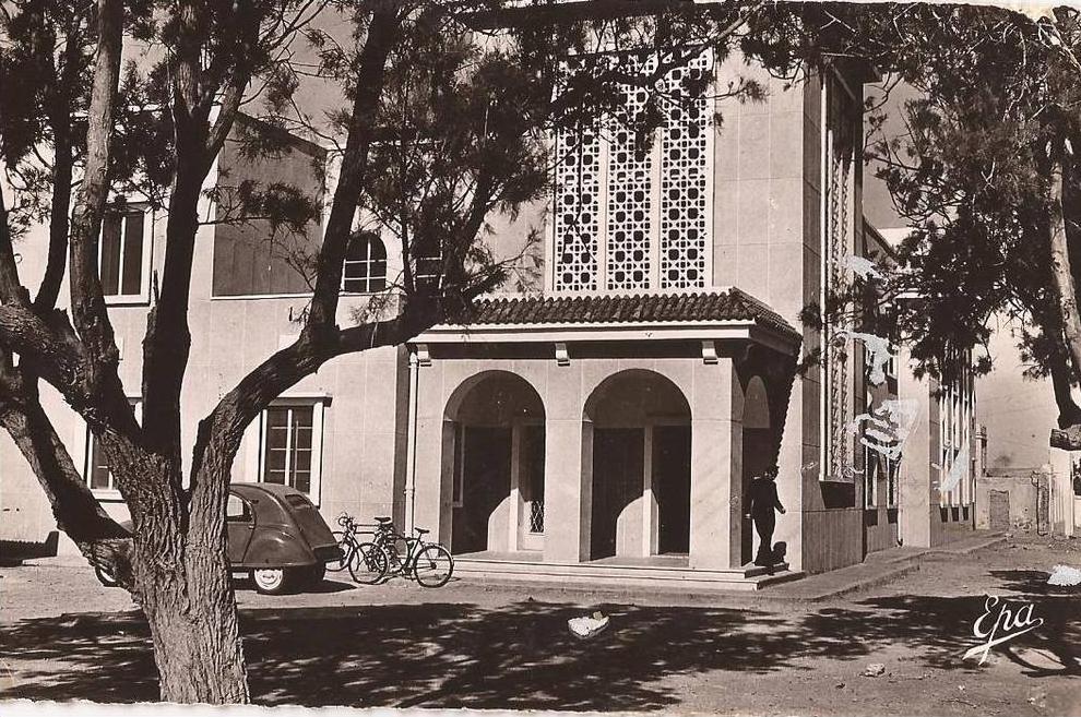 CPSM noir  et  blanc  186 - COLOMB-BECHARle nouveau Centre d´Accueilcarte animée avec 2CV - un coin écorné