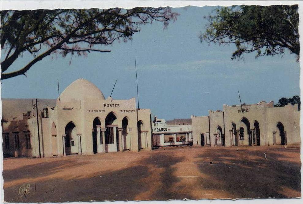 ALGERIE  COLOMB BECHAR  La Poste et la Mairie 9x14 dentelée glaçée ( 1 petit en haut à d.)