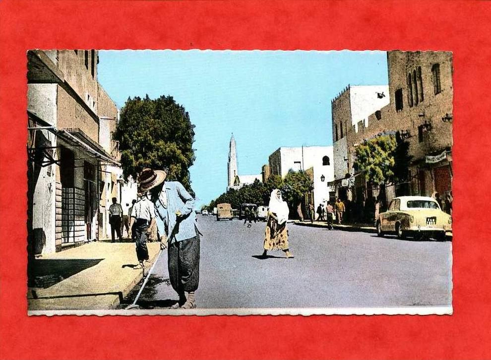 * BECHAR-Avenue Colonel Lotfi(Homme balayant,Automobiles à identifier)