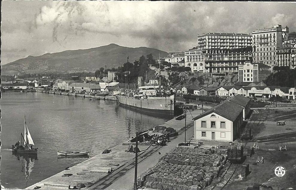 AFRIQUE DU NORD - ALGERIE - BEJAIA - BOUGIE - CPSM - Le ville et le port - Navire de guerre a quai