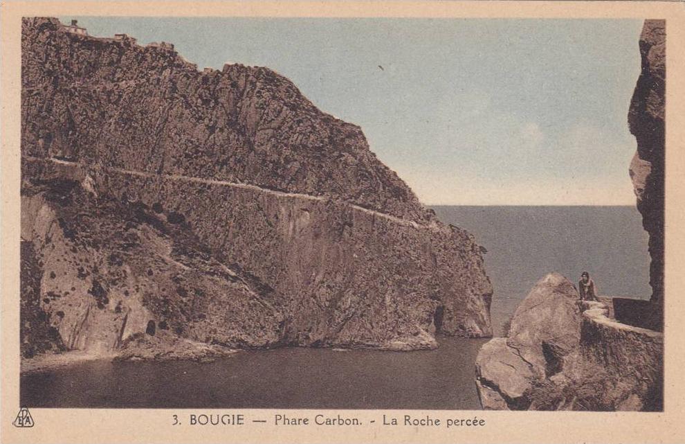 AFRIQUE,ALGERIE FRANCAISE,AFRICA,BOUGIE,B EJAIA EN 1930,FEMME DE COLON,FALAISE