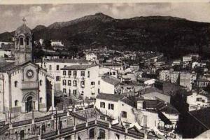 ALGERIE - BOUGIE  Un coin de la ville et le Fort du Gouraya alt 704m.