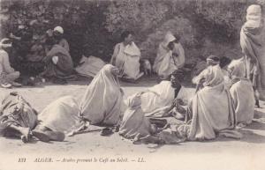 AFRIQUE DU NORD,ALGERIE ,MAGHREB,ALGER en 1900,Pause Café à l'ancienne,au soleil,berbere,priere et repos