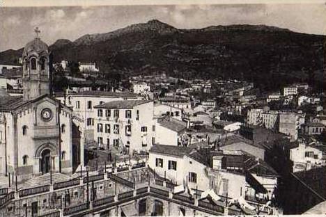 ALGERIE - BOUGIE  Un coin de la ville et le Fort du Gouraya alt 704m.