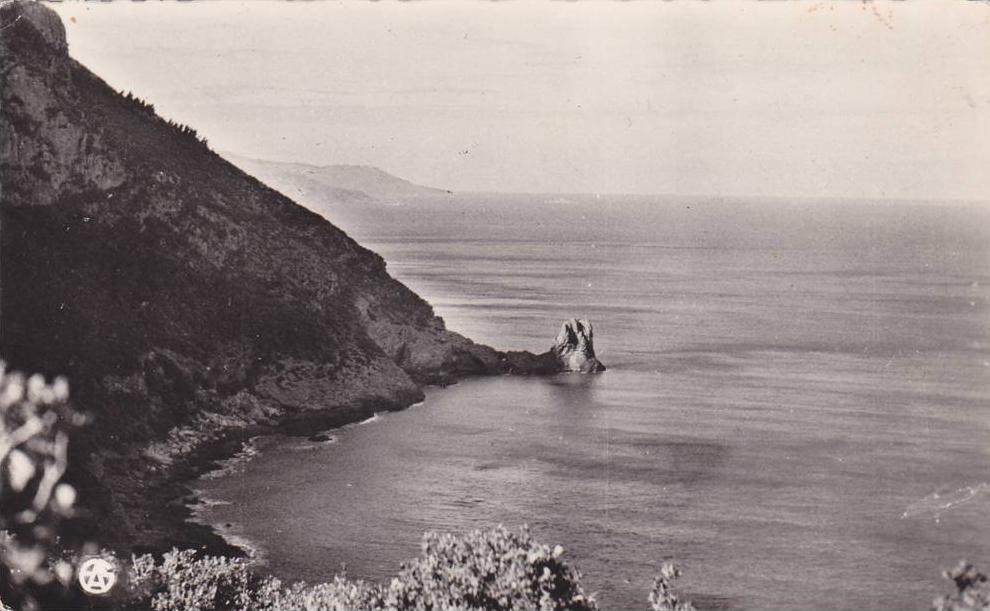 Algérie,AFRIQUE DU NORD,BOUGIE,Béjaia EN 1959,cap carbon,,falaise,grotte,ti chy,pointe sainte anne