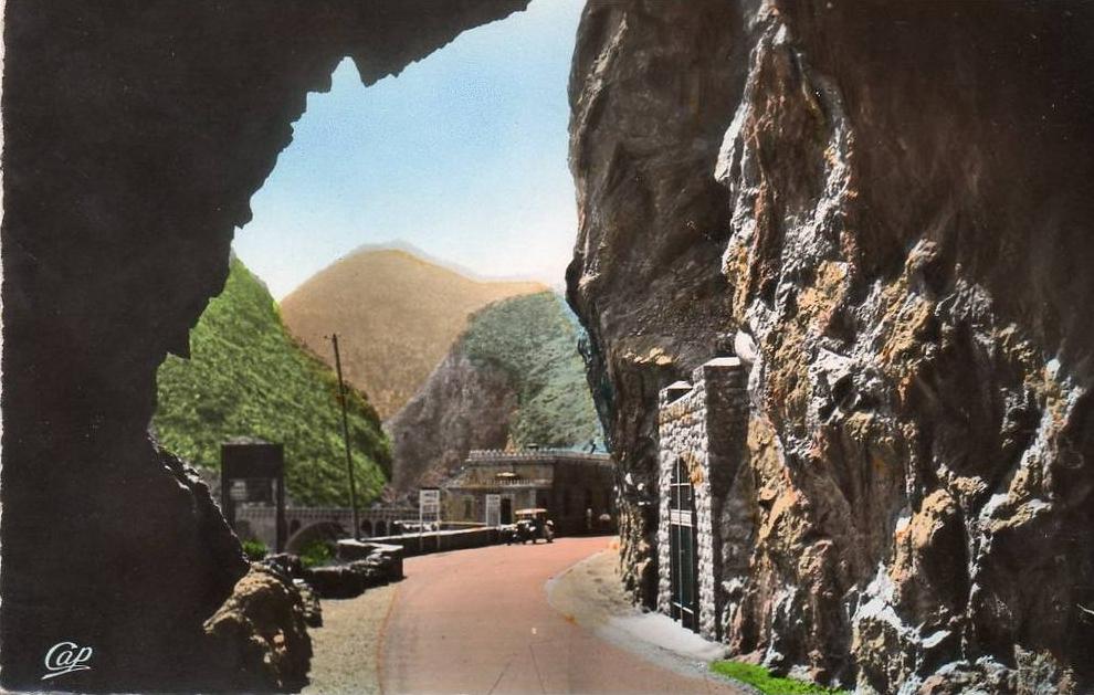 Algérie  (Bejaia )  Corniche de Djidjelli à Bougie L´Entrée des Grottes Merveilleuses (auto voiture) * PRIX FIXE