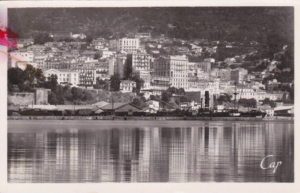 ALGERIE  Bougie Bejaia  Bougie se reflète dans sa Baie