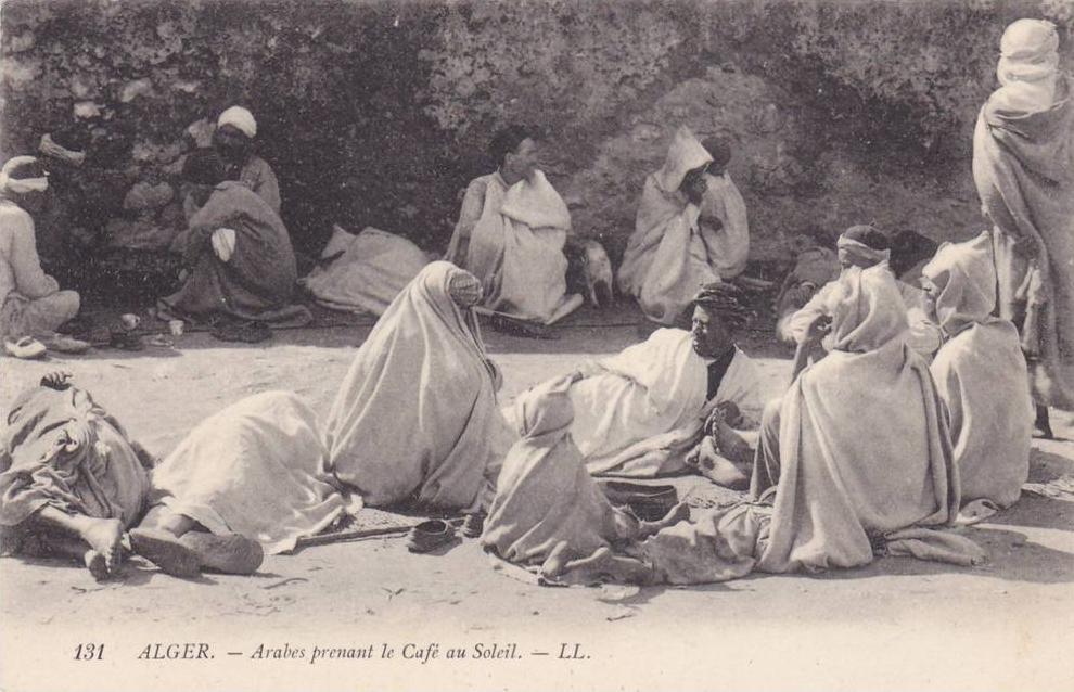 AFRIQUE DU NORD,ALGERIE ,MAGHREB,ALGER en 1900,Pause Café à l'ancienne,au soleil,berbere,priere et repos