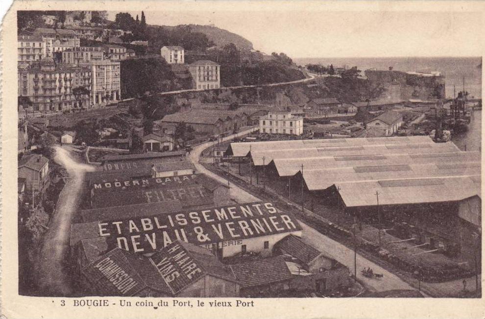 BOUGIE - Un coin du Port  ,Le Vieux Port               avec vue sur etablissement DEVAU§VERNIER