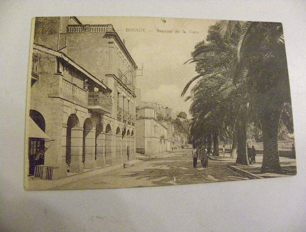 Carte Postale  Ancienne  BEJAÏA , BOUGIE  Avenue de la gare animé