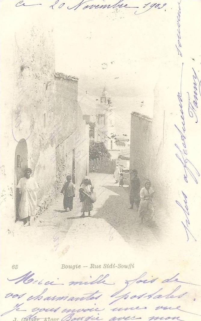 ALGERIE.  BOUGIE.  BEJAIA.  RUE SIDI-SOUFFI.  GROS PLAN.  ANIMATION.  ENFANTS. 1903.  DOS NON DIVISE
