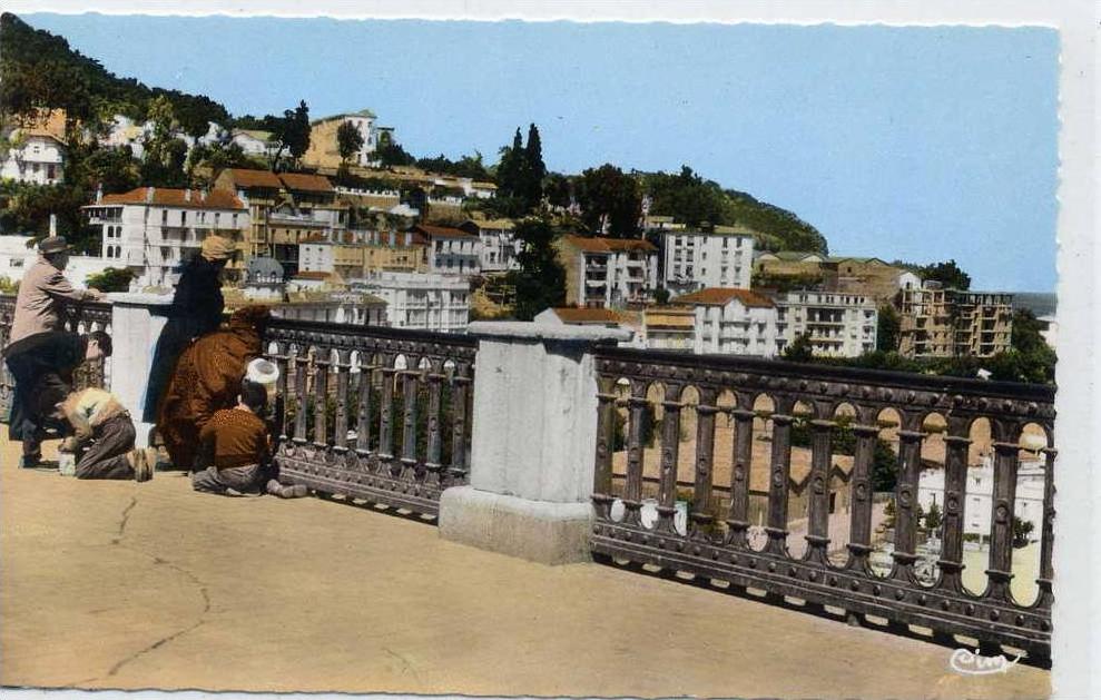 Algérie  BEJAIA   Les petits cireurs   ( de chaussures )    9x14 dentelée , glaçée