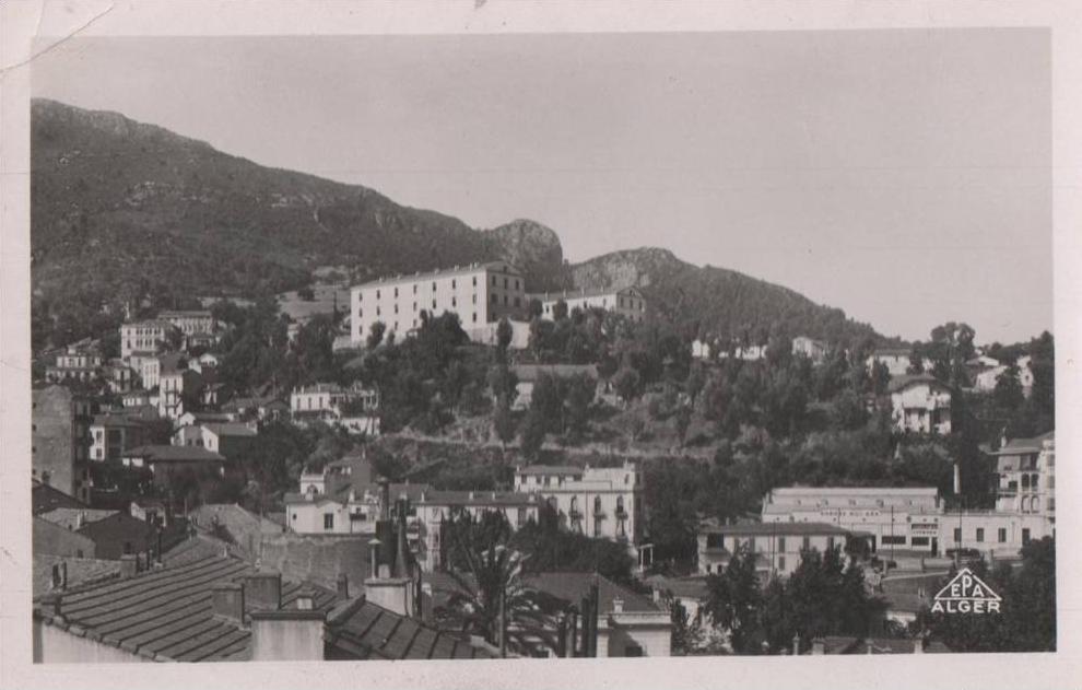 BOUGIE  VUE D ENSEMBLE ET LES CASERNES LEGER PLI COIN GAUCHE EN HAUT