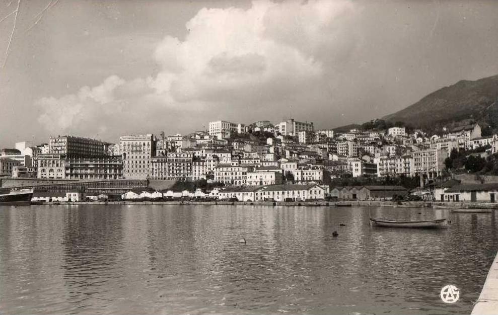 BOUGIE    VUE GENERALE BON ETAT LEGER PLI EN HAUT COIN GAUCHE