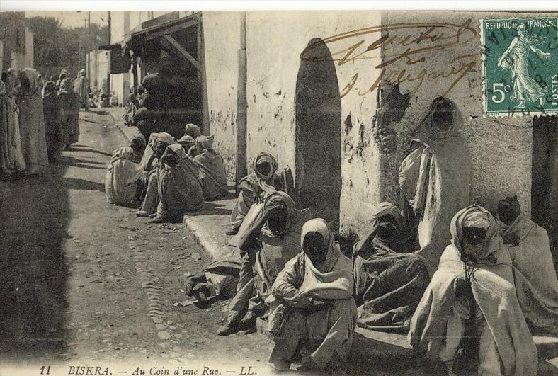 cpa-Biskra-au coin d'une rue