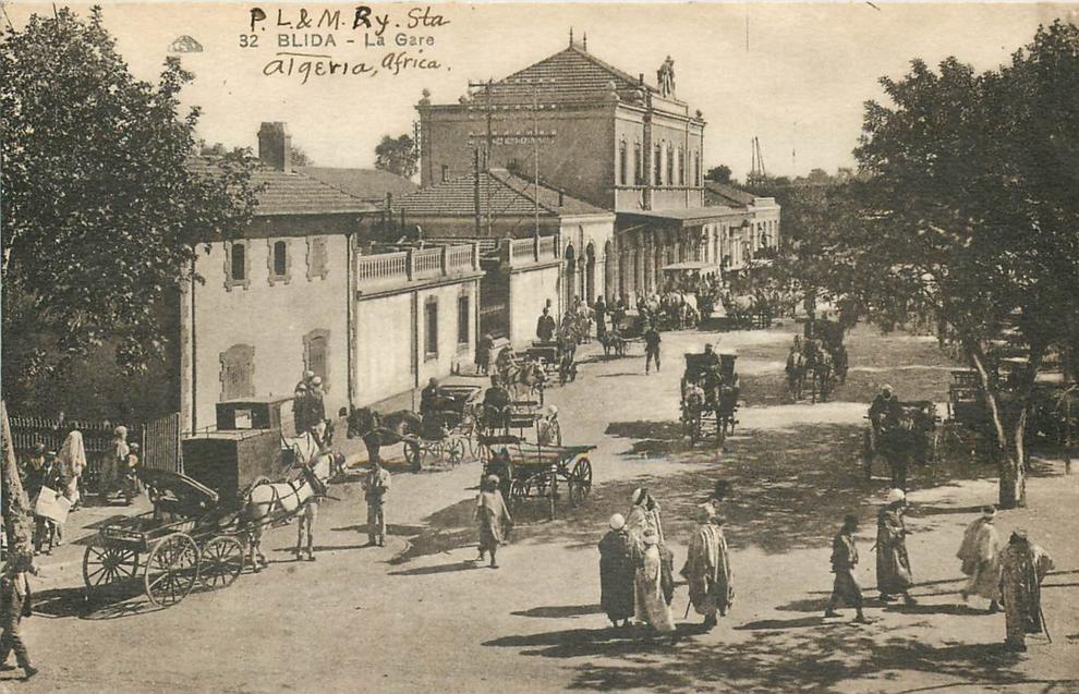 ALGERIA - BLIDA - LA GARE - HORSE-DRAWN CARTS, PEOPLE, V/F VINTAGE ORIGINAL POSTCARD