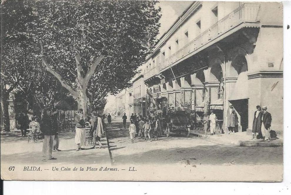 ALGERIE - BLIDA - Un coin de la place d'Armes