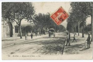 cpa bon etat  blida , avenue de la gare ,  courrier au verso , timbre oblitéré, animation