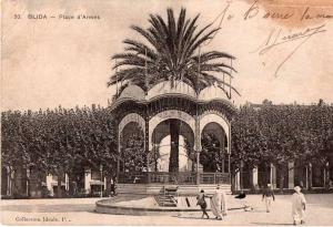 CPA 1911,  BLIDA, la place d'armes avec son kiosque à musique, un légionnaire s'éloigne   (16.9)
