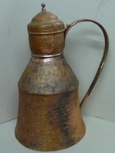 Une cruche sur un modèle exposé au musée du Bardo à Alger