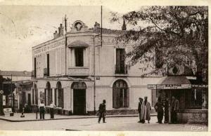 .GUELMA...VUE DE LA POSTE ET DE LA RUE SADI-CARNOT AVEC TABAC BASTOS....CPA ANIMEE