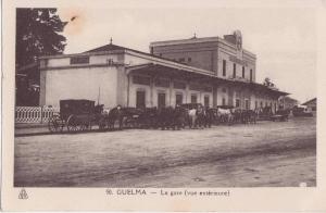 ALGERIE GUELMA LA GARE VUE EXTERIEURE.AVEC ATTELAGES