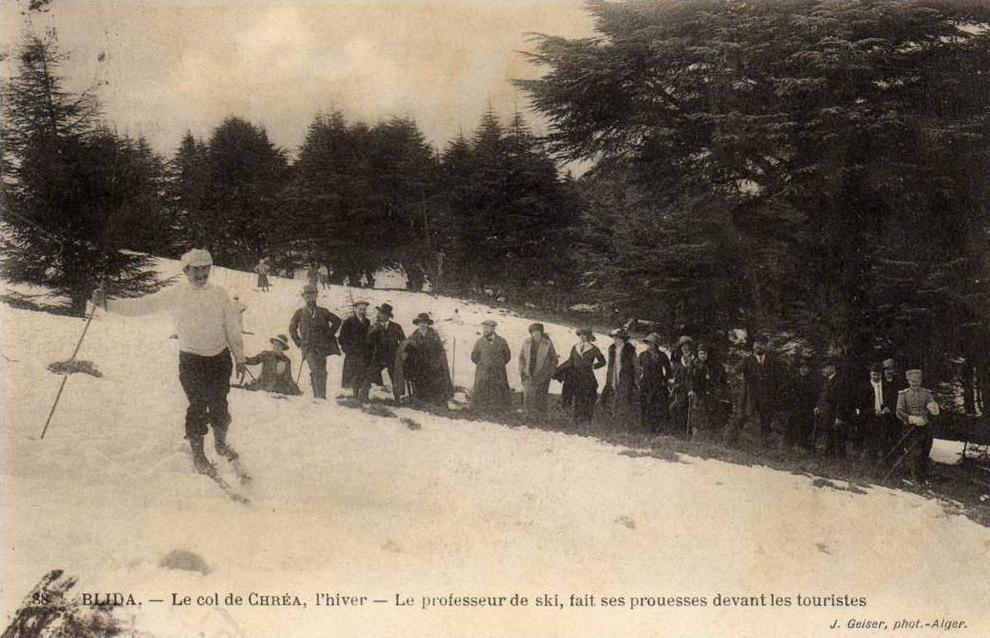 ALGERIE BLIDA - Col de Chréa l'hiver Professeur de ski fait ses prouesses devant les touristes