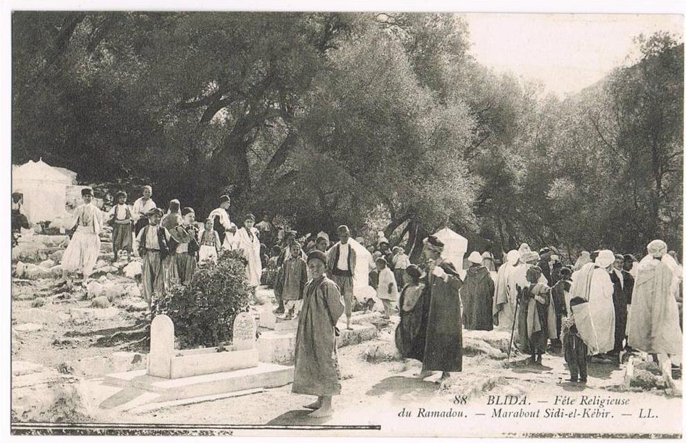 Algérie, blida, fête religieuse du ramadou, marabout sidi el kebir en noir et blanc.
