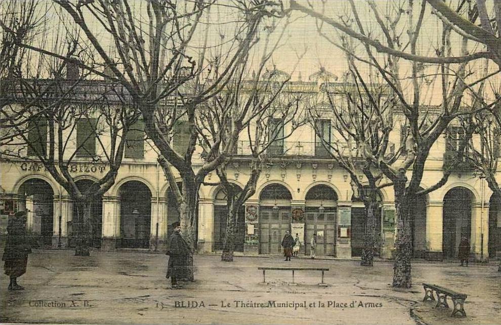 CPA ALGERIE / Blida, le théatre et la place d'Armes / RARE CARTE TOILÉE