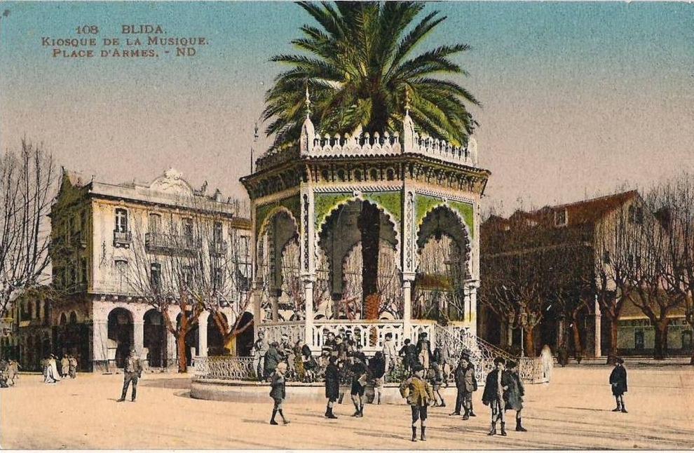 BLIDA  KIOSQUE DE LA MUSIQUE  PLACE D'ARMES  CPA NO 108 TRES ANIMEE COLORISEE