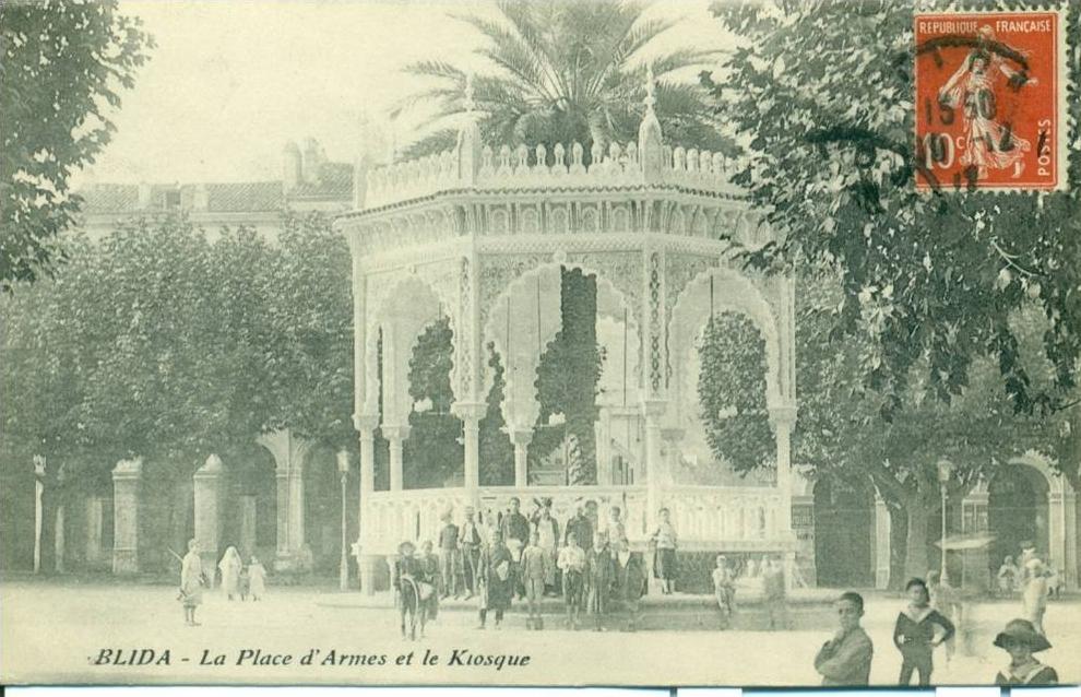 BLIDA-La Place d'armes et le Kiosque