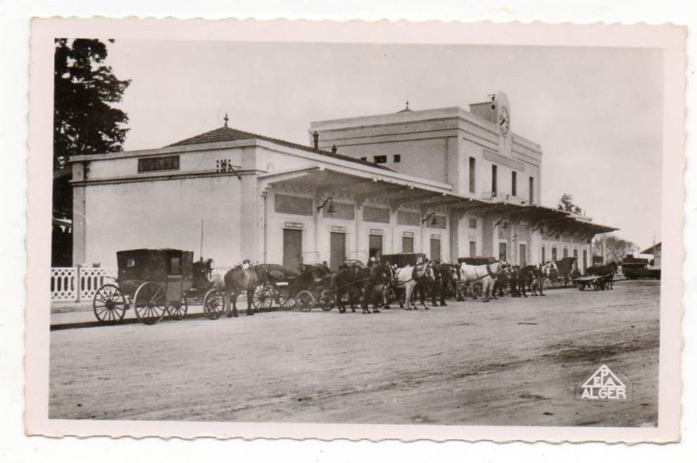 GUELMA - Algérie - La Gare et les Calèches  ...CPSM petit format