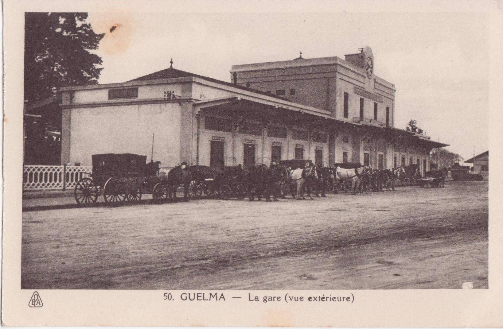 ALGERIE GUELMA LA GARE VUE EXTERIEURE.AVEC ATTELAGES