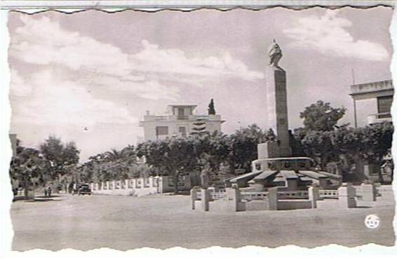 GUELMA    LE MONUMENT  AUX  MORTS     CPSM      TBE   1H800