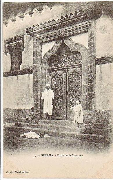 27-Guelma-Algerie Francaise-Porte de la Mosquée-Animé-v.1908 x Paris-Timbre 5c. France.