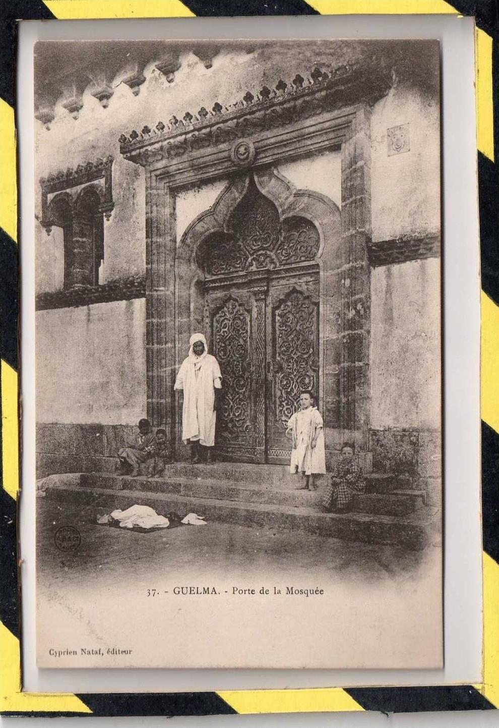 GUELMA . - . PORTE DE LA MOSQUEE. CARTE ANIMEE. CYPRIEN NATAF EDITEUR. CARTE COMME NEUVE