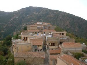 Ighil igoulmimene : Vue sur l'entrée du village