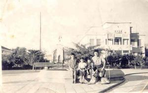 Famille CRUZ devant la Mairie de Demalherbes/Aghlal