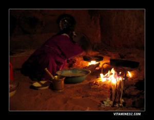 Femme timimouniènne préparant le Rgag ou le M'raddèf