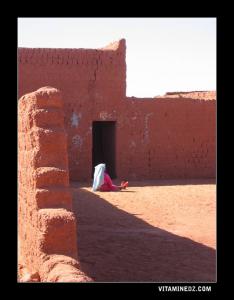 Une femme à l'intérieur des ksour de Lichta.