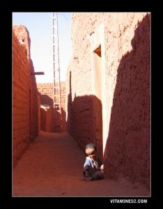 Enfant handicapé à l'intérieur des ksour de Lichta