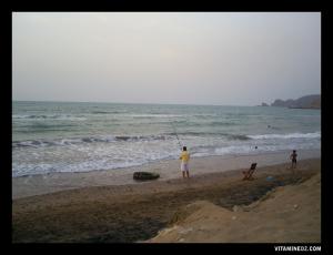 Pêcheur sur la plage de Port Say, Tlemcen