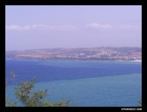 Vue de loin de la plage de Chenoua