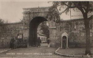 Carte postale de GUELMA - PORTE HACKETT, Entrée de la Caserne .