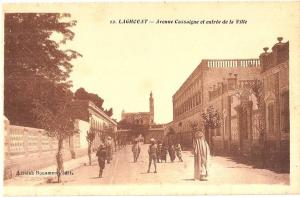 CPA  ALGERIE LAGHOUAT   AVENUE CASSAIGNE ET ENTREE DE LA VILLE    RARE   A VOIR!!!