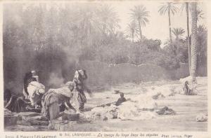 Laghouat.- (Algérie) Le lavage du linge dans les séguïas  - (belle animation - laveuses)