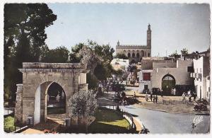 Laghouat - Le Monument aux Morts et la Mosquée - a circulé sans date